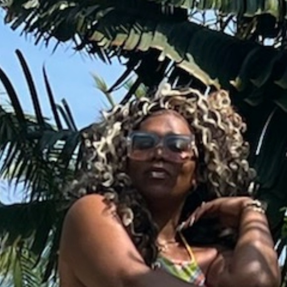 Meet your Posher, Tiffany - Picture 5 of 5